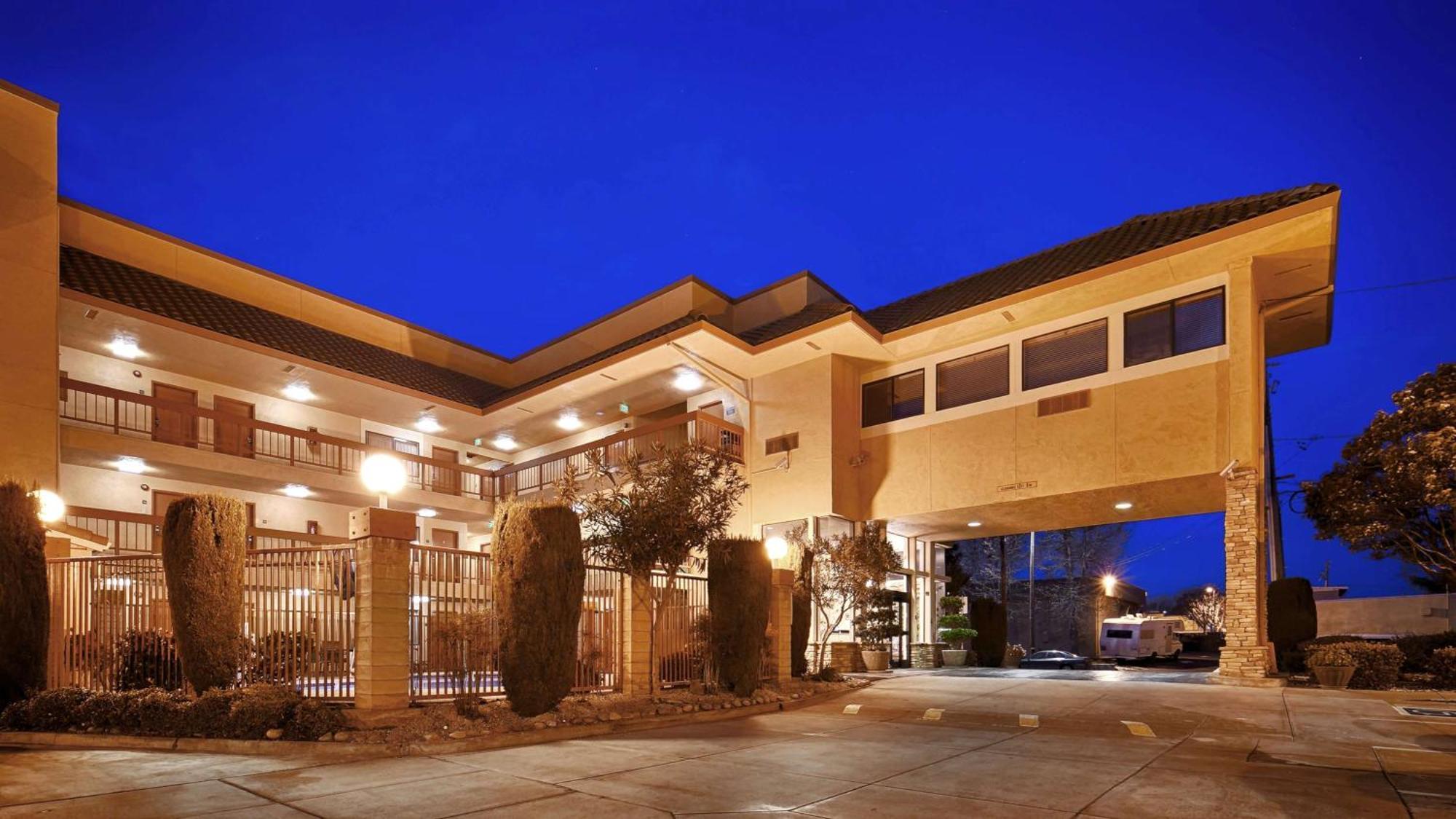 Best Western Plus Inn Of Hayward Exterior photo
